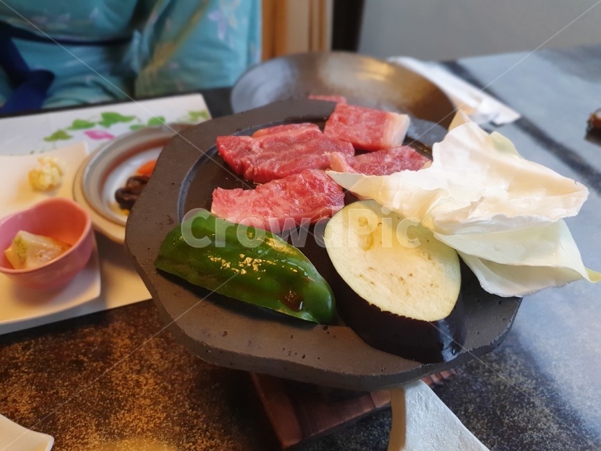 가이세키,소고기,스테이크,와규,화로,가지,양배추,일본,정통음식,요리,저녁식사,연회요리,채소,dish,meal,료칸,beef,staek