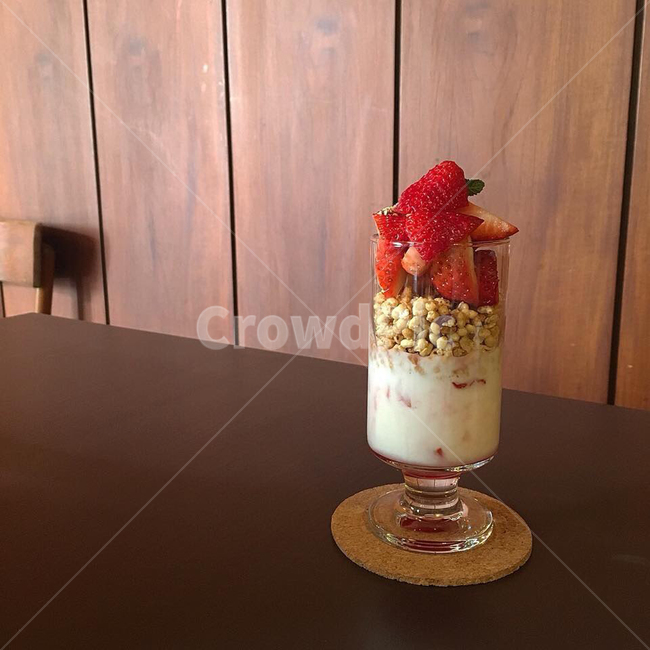 카페,원목,딸기라떼,유리컵,테이블,음료수,drink,beverage