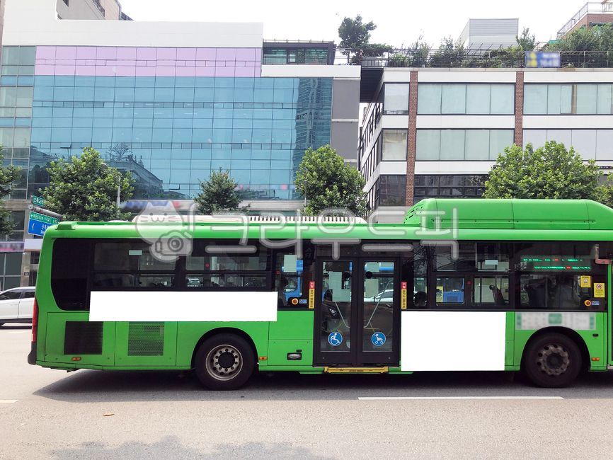 버스,버스광고,목업,목업이미지,광고,광고판,차량광고,시내버스광고,부착광고,옥외광고,판넬,비즈니스,상업광고판,도시배경,사인보드,상업광고,커머셜,비어있는,프레임,광고디자인,빈공간,배경,바탕,백그라운드,사각형광고판,차량,교통수단,bus,busadvertisement,mockup,mockupimage,billboard,vehicleadvertisement,citybusadvertisement,advertisement,outdooradvertisement,panel,business,commercialbillboard,citybackground,signboard,commercialadvertisement,commercial,free,frame,advertisingdesign,emptyspace,background