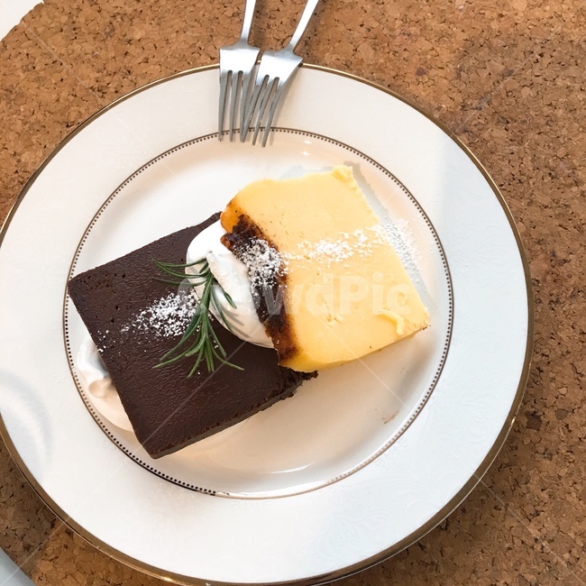 sweets,confectionery,과자,food,식품,커스타드,chocolate,초콜렛,초코,크림,cream,디저트,포크,접시,plate,wood