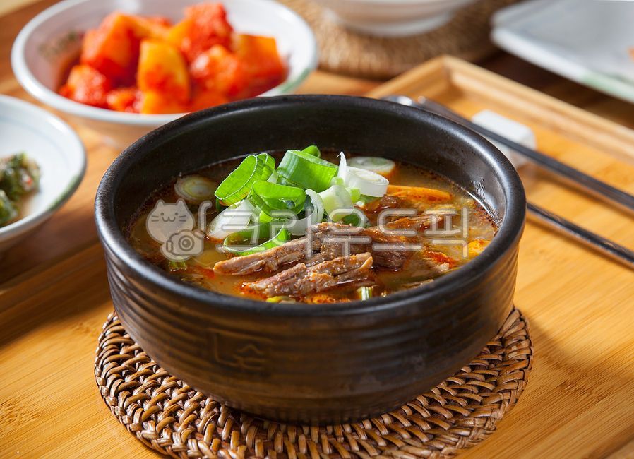 소고기국밥,식사,식당,전통요리,전통음식,소고기국,한식,전통메뉴,메뉴,국물음식,음식,요리,한우국밥,한우,음식점,점심식사,소고기,국밥,대파,깍두기,야채,채소,트레이,나무트레이,대나무트레이,라탄트레이,접시,라탄,뚝배기받침,food,먹방,맛집,고기육수,소고기음식,한우음식,한우고기음식,국밥집