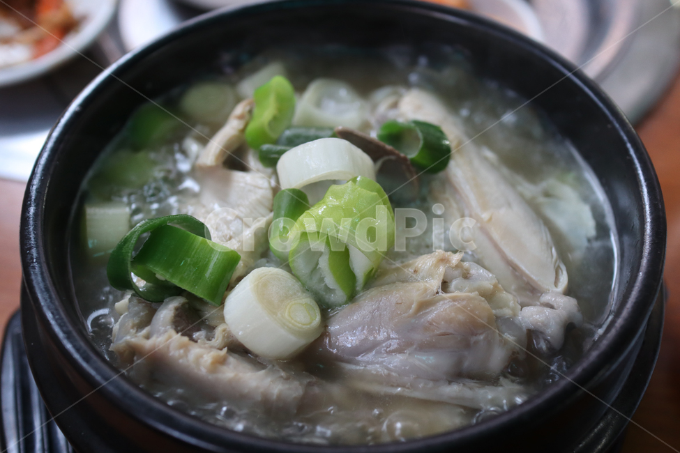 Chicken dishes,soup bowl,Earthen pot food,soupbowl,Samgyetang,Korean cuisine,Baeksuk,bowl,food,Boiled rice dish,meal,dish,earthen pot,Samgyetang dish,cooking,Chicken cooking pot