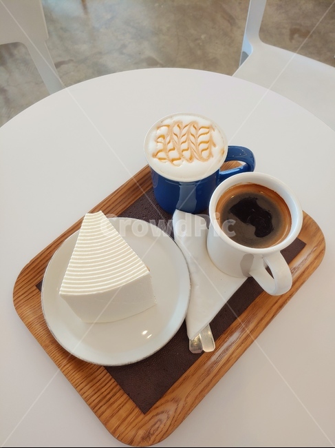 쉬폰케잌,카라멜마끼아또,아메리카노,얼그레이쉬폰,카페,베이킹카페,saucer,음식,식재료,요리,food,cook,meal,dishes,food reserves,디저트,간식,후식,dessert,snack,커피,카페,coffee,cafe