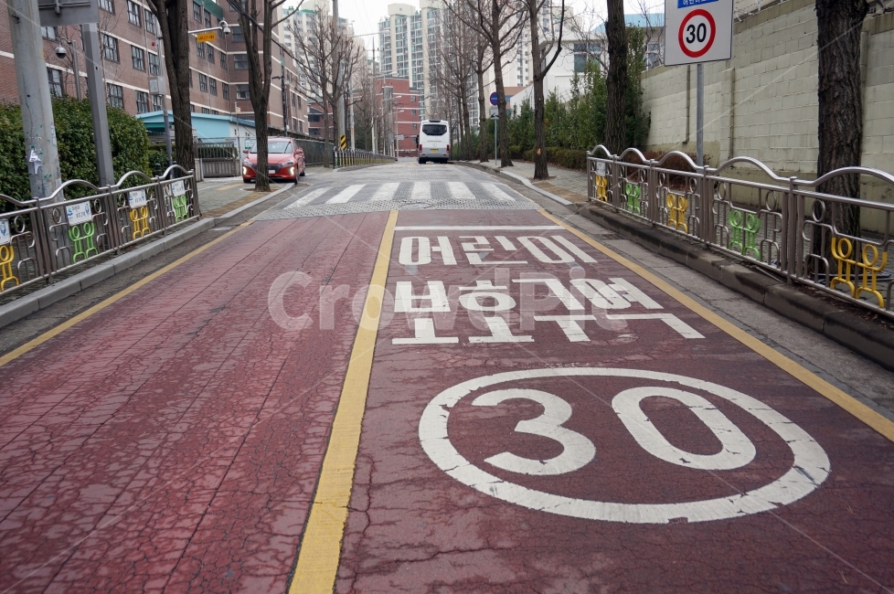 어린이보호구역,스쿨존,어린이안전구역,학교주변도로,도로안전,30KM속도제한,속도제한,보행자안전,도시,풍경,city,landscape,한국도시풍경,한국도시경관,korea cityscape,교통,교통수단,traffic,transportation,path,통로,road,도로,building,건물,시티,street,거리,town,urban,어반,asphalt,아스팔트