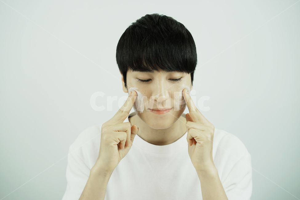 남자,뷰티,스킨케어,피부관리,화장품,로션,beauty,skincare,cosmetic,남성,lotion,그루밍족,사람,인물,인간,human,person,얼굴표정,facial expression,face,남성,남자,man,male,감정표현,기분,feeling,emotion,뷰티,미용,beauty treatment