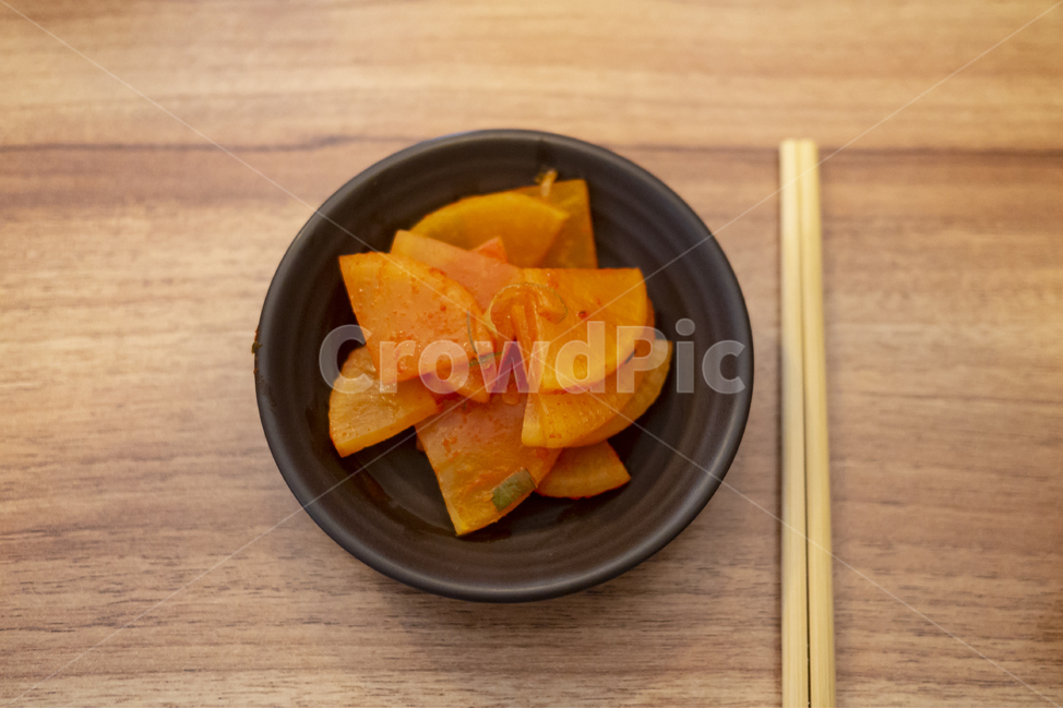 단무지,빨간,일식집,젓가락,나무테이블,테이블,매콤한,반찬,식전,아삭한,나무젓가락,일본단무지,라멘집,밑반찬,붉은,주황빛,음식,식재료,요리,food,cook,meal,dishes,food reserves