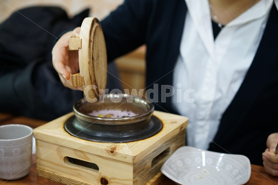 밥,돌솥밥,식사,음식,점심,점심식사,푸드,쌀밥,돌솥,먹방,식사시간,사람,먹거리,한식,한국사람,뚜껑,사람,인물,인간,human,person,신체일부,몸,body,음식,식재료,요리,food,cook,meal,dishes,food reserves,곡류,곡식,cereals