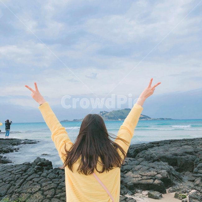 제주도,풍경,인물,배경,바다,뒷모습,봄,여행,수학여행,하늘,브이,여자,학생,고등학생,감성,컨셉,연출,여성,사람,학교,노랑,제주도,jeju,jeju island,사람,인물,인간,human,person,여성,여자,woman,female,lady,여행,휴가,traveling,vacation,trip,outdoors,옥외,sea,water,물,nature,자연,ocean,대양