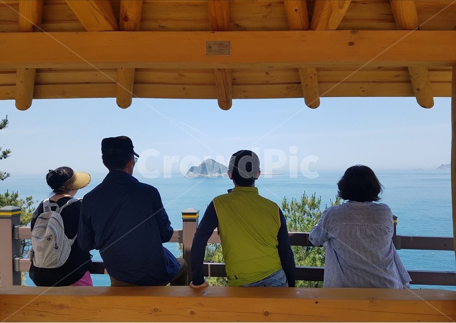 제주도,제주,추자도,여행,가족,가족사진,가족여행,뒷태사진,인물,바다,자연,감상,제주도,jeju,jeju island,사람들,대중,군중,other people,crowd,가족,패밀리,family,여행,휴가,traveling,vacation,trip,person,사람,human,인간,wood,나무,porch,현관
