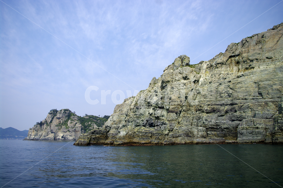 암석,바위,하늘,구름,섬,바다,자연,풍경,nature,landscape,outdoors,옥외,shoreline,해안선,water,물,cliff,낭떠러지,ocean,대양,sea,land,땅