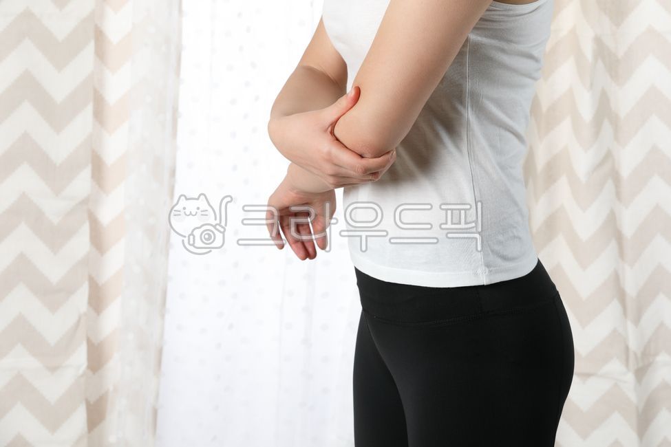 팔꿈치,엘보,엘보우,팔,류마티스,신체일부,상반신,여자,여성,잡고있는,근육,근육통,결림,의료,마사지,케어,스트레스,커튼,커텐,창가,창쪽,햇살,방,실내,하얀,흰,고통,뒷모습,신체,사람,손,스포츠,운동복,요법,관리,아픈,터치,증상,스튜디오,나시티,나시,런닝셔츠