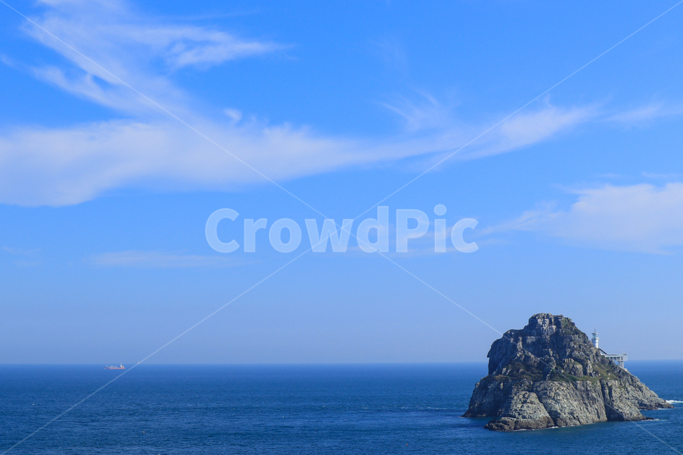 nature,자연,sea,바다,ocean,해안선,곶,물,water,대양,promontory,land,섬,외딴섬,푸른하늘,맑은,구름
