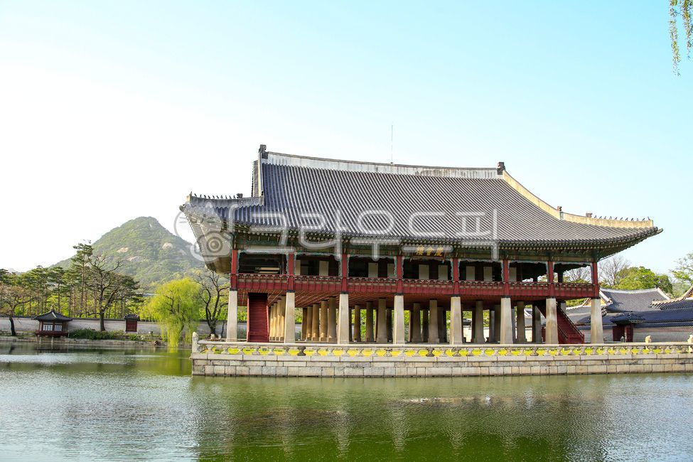 경복궁,경회루,누각,고궁,왕궁,한국,전통,건물,한옥,건축물,기와,지붕,처마,단청,현판,돌,난간,계단,연못,물,옥외,자연,나무,식물,하늘,architecture,building
