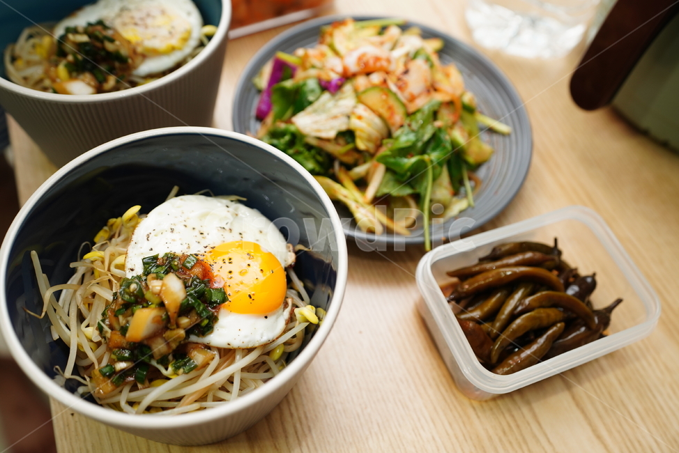 집밥,계란,후라이,콩나물밥,야채,식사,먹거리,음식,한식,식기,그릇,나물,무침,한식,한국음식,한국요리,korean food,korean dishes,korean meal,korean cook
