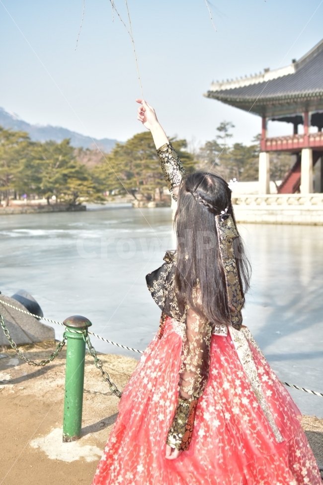 한복,경복궁,겨울,아름다움,우아,랜드마크,landmark,tourist attraction,한국전통,한국문화,korean traditional,korean culture,한복,한국전통의상,hanbok,korean traditional clothes,사람,인물,인간,human,person,여성,여자,woman,female,lady
