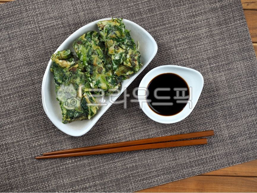 나물,나물부침개,간장,한식,부침개,파전,채소부침개,한국음식,음식,요리,채소,혼합,koreanpancake,pajeon,koreanfood,food,cooking,vegetable