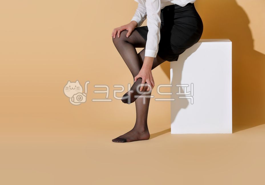 여자,스타킹,다리,마사지,만지는,주무르는,케어,발,관리,발관리,피곤한,휴식,직장인,비즈니스우먼,회사원,섹시한,아픈,통증,붓기,부은,검정,흰남방,남방,치마,스커트,부드럽게,부드러운,발목,발바닥,발가락,손,손으로,증상,편안한,의자,우아한,아름다운,예쁜