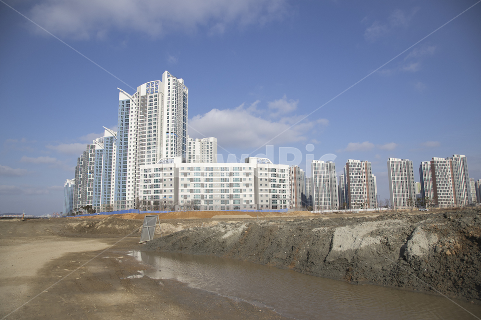 빌딩,건물,아파트,맨션,고층아파트,도시풍경,도시경관,도시,시티,단지,고층빌딩,고층건물,거리,거리풍경,시가지,주택,주택가,주택지,주거,부동산,아파트단지,하늘,푸른하늘,파란하늘,맑음,맑은날씨,쾌청,화창,맑은하늘,건축물,시설,블루,파랑,청색,풍경,경치,창문,산업,신축,조성,공사중,가림막,도시,풍경,city,landscape,한국도시풍경,한국도시경관,korea cityscape