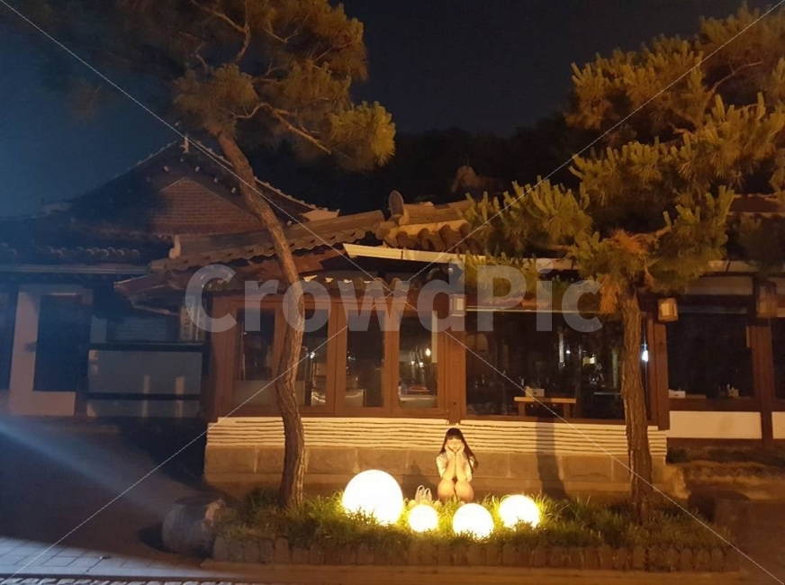 인물,야경,한옥,전주,감성,야경,밤,풍경,nightscape,night,landscape,한국전통,한국문화,korean traditional,korean culture,사람,인물,인간,human,person,여성,여자,woman,female,lady