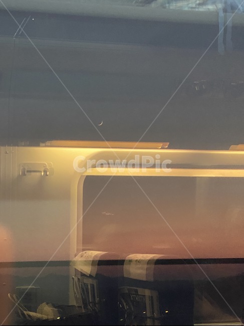초승달,해질녘,노을,기차,감성,음악