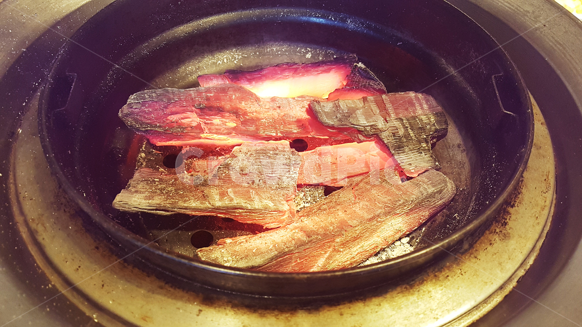 숯불,불,숯,고기굽기,뜨거움,참숯,식탁,식당,탁자,식사,요리