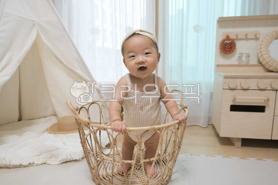 바구니,라탄,라탄바구니,표정,텐트,아기텐트,러그,유아텐트,놀이방,아기모델,헤어밴드,아기,신생아,사람,갓난아기,귀여운,작은,소중한,앙증맞은,인간,어린,한살,1세,만0세,아가,영유아,얼굴,엄마품,안긴,베이비,천사같은,사랑스러운,가족,아들,라이프스타일,생활,육아,보육,순수한,순진한,천진난만한,건강한,인테리어,모자,밀짚모자,사람,인물,인간,human,person,영유아,아기,애기,아이,infants,baby