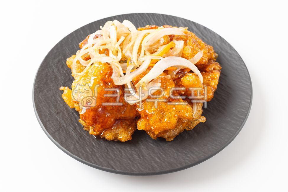 꿔바로우,중식,탕수육,튀김돼지고기,식초소스,바삭한고기,아시아요리,양파소스,튀김요리,전통음식,블랙접시,정통맛,중국요리,달콤새콤,고기요리