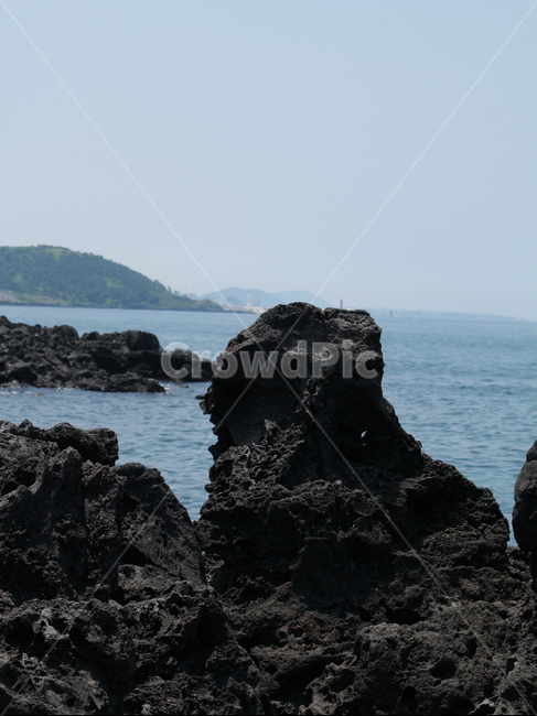 바다,잔잔한,물결,현무암,돌,제주,산,물,자연,풍경,nature,landscape,outdoors,옥외,ocean,대양,water,sea,land,땅,shoreline,해안선,promontory,곶,coast,연안