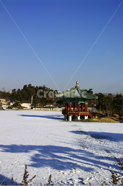 겨울,winter,풍경,설경,눈,정자,전통건축,연못,하늘,겨울,계절,winter,season,자연,풍경,nature,landscape,한국자연풍경,한국자연경관,korea nature landscape,building,건물