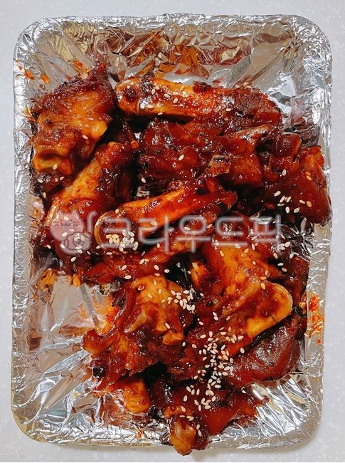 seasoning,Seasoned Jokbal,Pigs Feet,Mini seasoned pigs feet,pork,pig,Mini Bul Jokbal,ingredients,mini pigs feet,cooking,Pork feet,spicy pigs feet,cook,packaging,food,meal,dish,meat,sesame,pig tribe,Buljokbal,Sesame