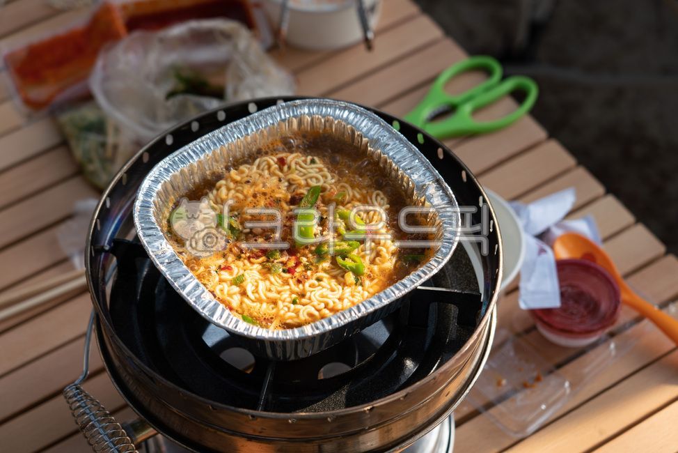 캠핑,캠핑요리,라면,탄수화물,한강라면,야외라면,캠핑라면,알루미늄,1회용품,식재료,음식,요리,면류,면요리,화력,불,테이블,food,음식,식재료,요리,food,cook,meal,dishes,food reserves