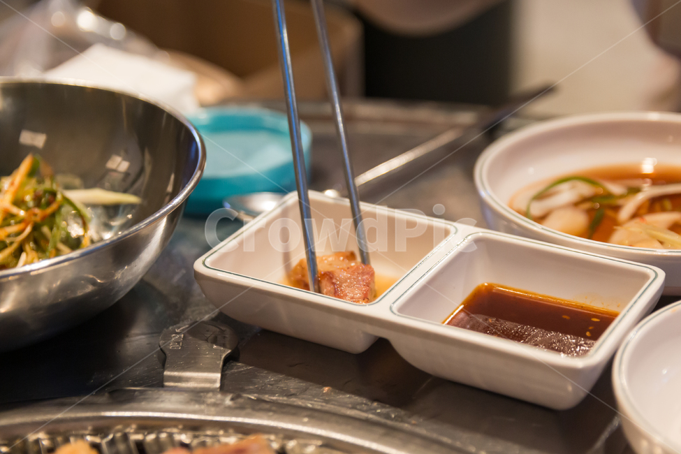 음식,오브젝트,삼겹살,가위,돼지고기,불판,오겹살,구이,음식점,삼겹살집,고기,살코기,자르기,요리,손,집게,맛집,된장국,된장찌개,찌개,맛있는,외식,상차림,반찬,소스,파채,파무침,젓가락