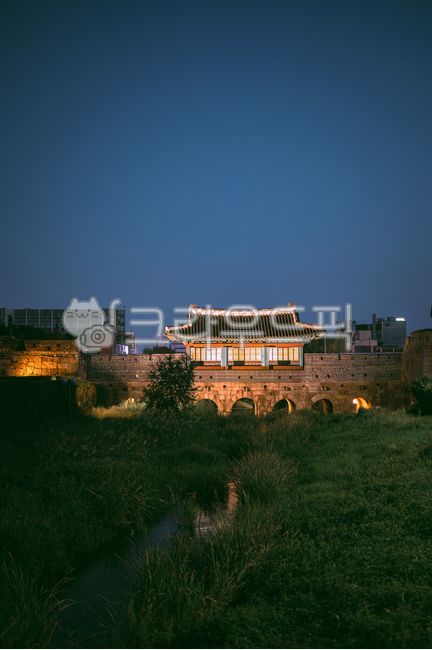 수원화성,화성행궁,수원시,한국전통,건축,건축물,성곽,성벽,방화수류정,야경,한옥,기와지붕,궁궐,야경,밤,풍경,nightscape,night,landscape