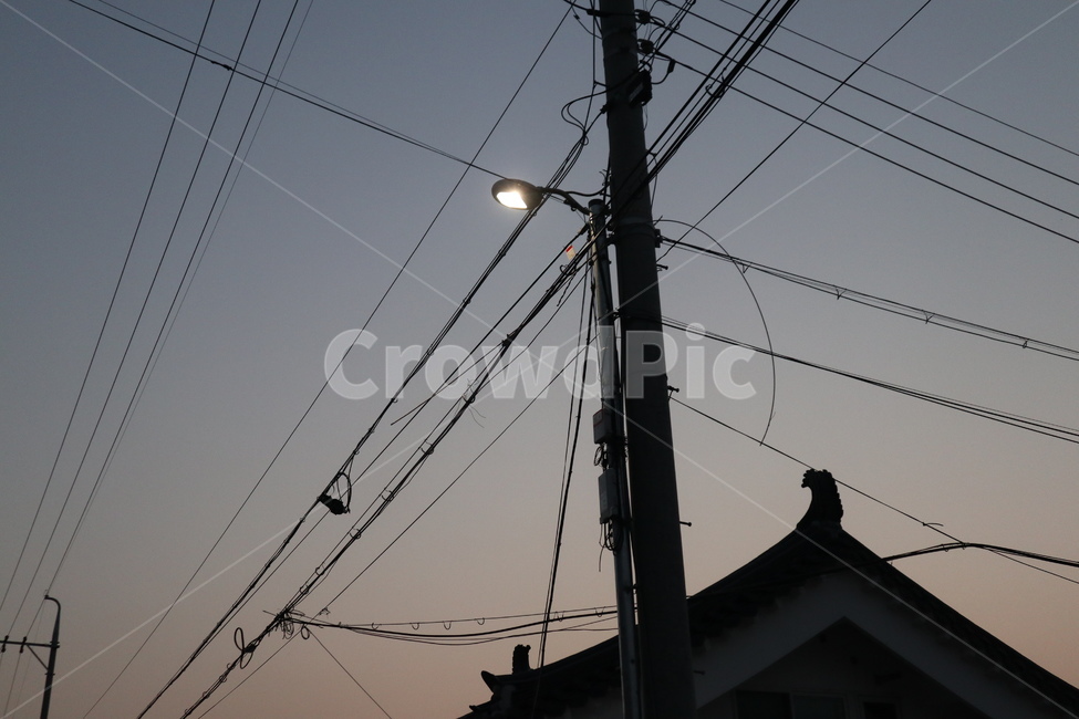 노을,석양,전깃줄,가로등,한옥지붕,핑크색하늘,야경,밤,풍경,nightscape,night,landscape,utility pole,전신주