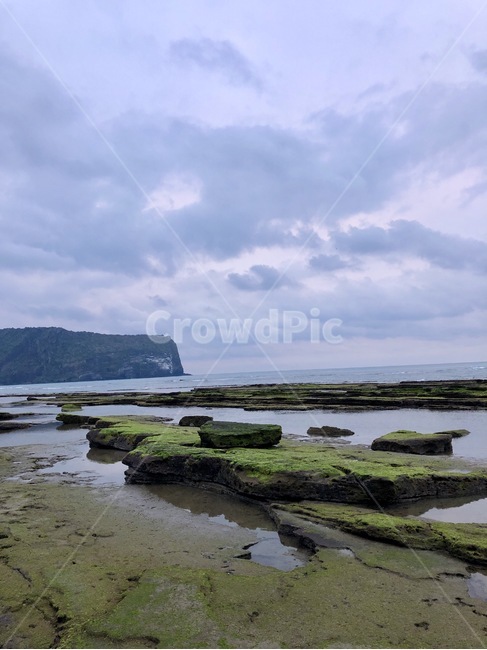 성산일출봉,해변,구름,하늘,바다,제주도,제주,서귀포,이끼,자연,풍경,nature,landscape,한국자연풍경,한국자연경관,korea nature landscape,제주도,jeju,jeju island,land,땅,outdoors,옥외,water,물,sea,ocean,대양,shoreline,해안선
