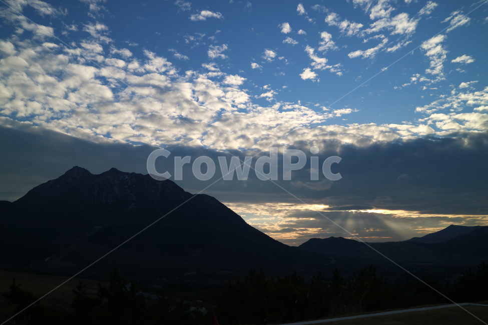 하늘,산,구름,해질녘,햇빛,노을,선샤인,양떼구름,sunshine,cloud,sky,풍경,자연,풍경,nature,landscape,outdoors,옥외,weather,날씨,mountain range,산맥,mountain,cumulus,적운