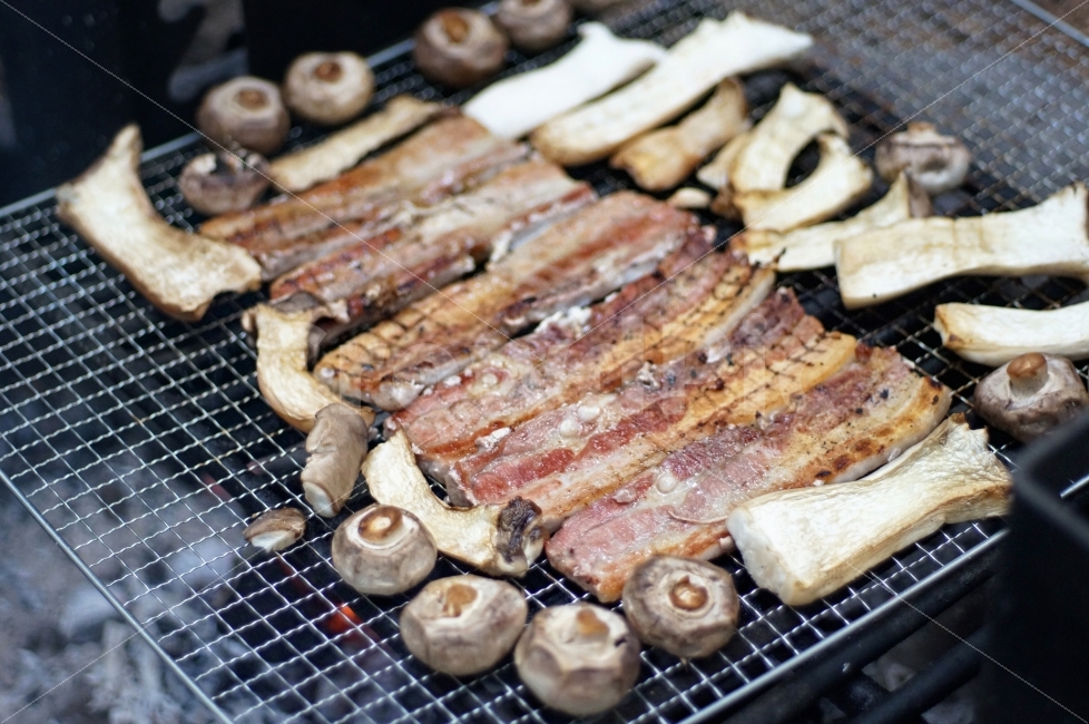 삼겹살,버섯,구이,캠핑,음식,식재료,Camping,Cooking,Mushroom,BBQ,Nobody,음식,식재료,요리,food,cook,meal,dishes,food reserves,육류,고기,meat