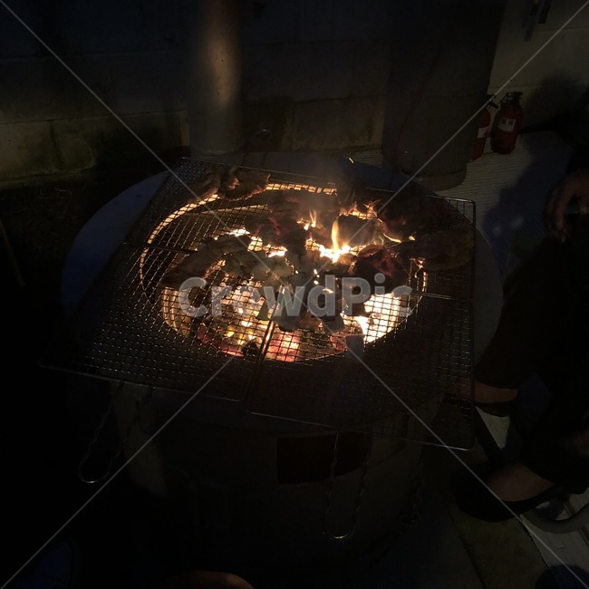 fire,캠프파이어,고기,삼겹살,불,어둠,숯불,숯불고기,밤,따뜻함,분위기,감성,여름밤,오순도순