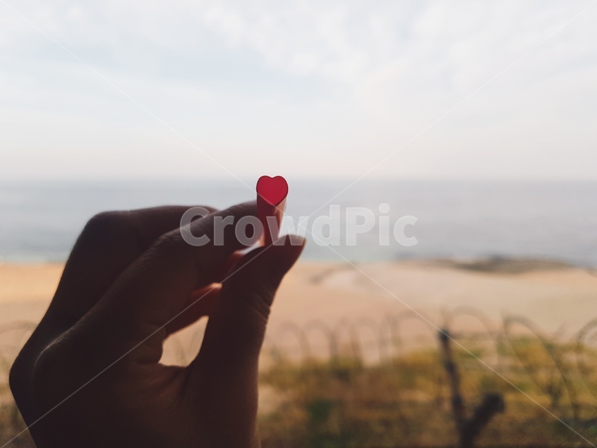 손,하트,손가락,하늘,빨간색,red,사람,인물,인간,human,person,신체일부,몸,body,감정표현,기분,feeling,emotion
