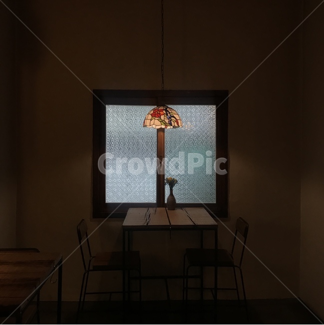창문,실내,책상,전등,분위기,식탁,마주보기,어두컴컴,카페,인테리어,실내디자인,interior design