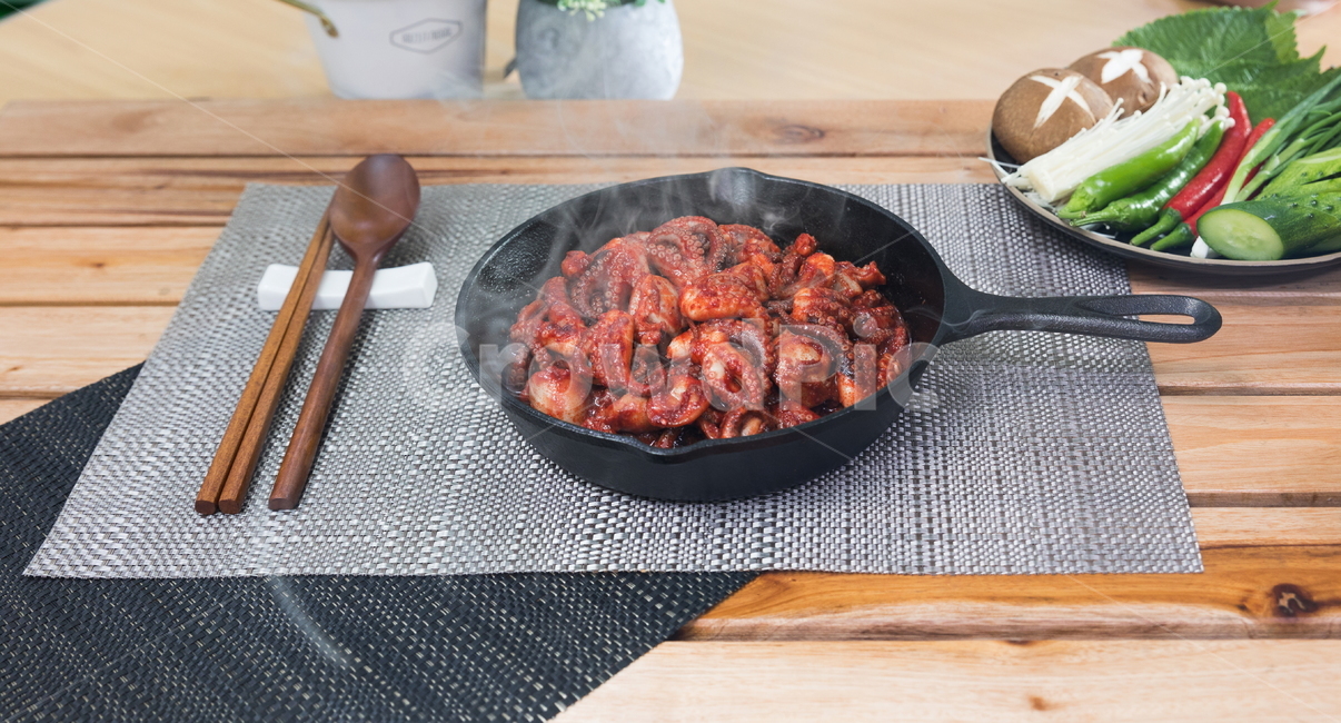 주꾸미,요리,다이어트,매운음식,식기류,건강식,조리법,소면,그릇,테이블,식사,맛있다,먹다,별미,낙지,문어,맵다,짜다,준비,숟가락,식탁,붉다,해산물,바다요리,재료,한국,전통,음식,배고프다,무침,볶음,프라이팬,식당,밥,볶다,젓가락,매콤하다,양념,음식,식재료,요리,food,cook,meal,dishes,food reserves,한식,한국음식,한국요리,korean food,korean dishes,korean meal,korean cook