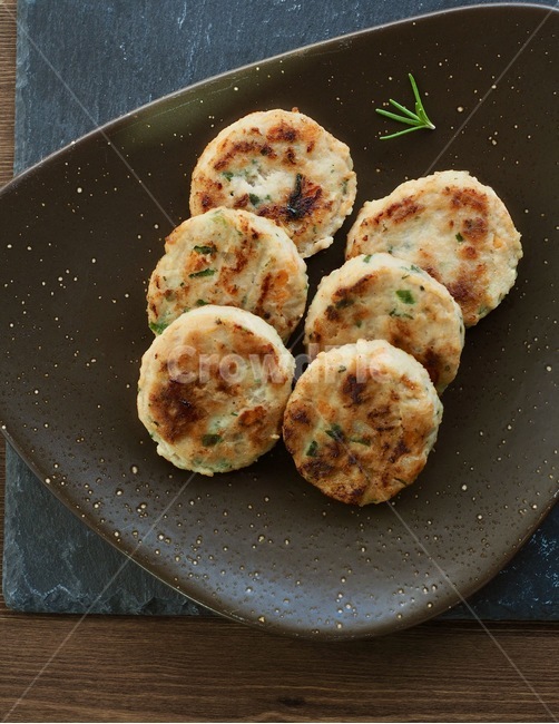 food fried in oil,Ring ding,holiday food,Korean,Chuseok food,Korean culture,Thanksgiving,holiday,food,food culture,korea,Asia,background,wellbeing,culture,Korean food,Asian food,tradition,cooking,Lunar New Year food,new year