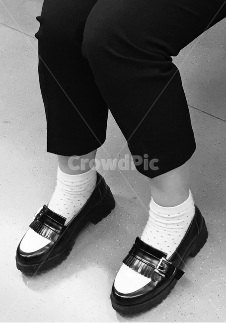 신발,양말,구두,의류,의복,발,다리,패션스타일,의상,fashion,style,흑백,모노톤,monochrome,black and white