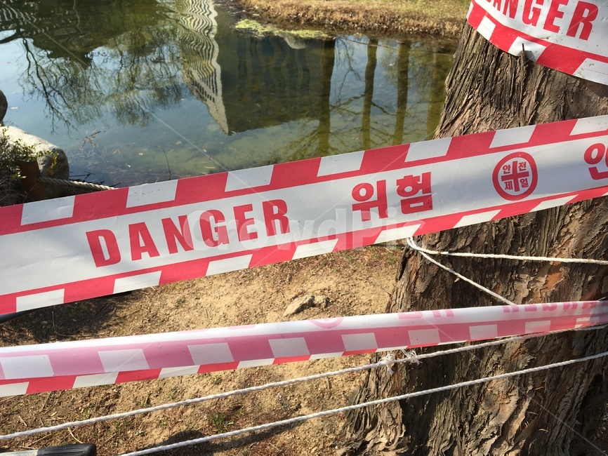 위험,위험표시,danger,안전테이프,위험테이프,경고테이프,경고라인,위험표시라인,위험라인,위험표시줄,안전표시줄,안전표시테이프,위험표시테이프,진입금지,진입금지테이프,진입금지라인,빨간테이프,연못,나무,끈,줄,dangertape,red,redtape