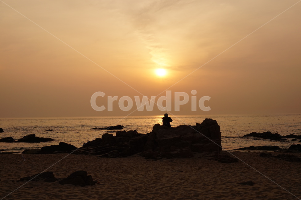 해돋이,바다,일출,일몰,노을,해변,바다,beach,sea,사람,인물,인간,human,person,인물실루엣,사람실루엣,character silhouette,human silhouette,여행,휴가,traveling,vacation,trip,nature,자연,outdoors,옥외,sunlight,햇빛,sunset,dawn,새벽,red sky,붉은 하늘,sky,하늘,dusk,황혼