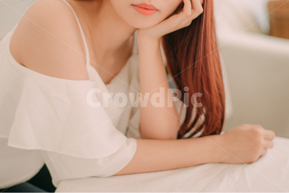 입술,오프숄더,화이트블라우스,분위기,하관,테이블,화이트,실내,사람,인물,인간,human,person,여성,여자,woman,female,lady,감성,sensible,feeling