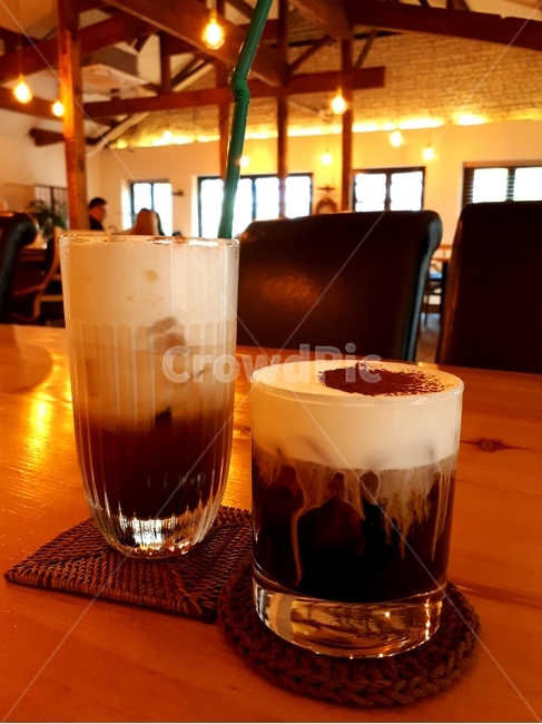 카페,아인슈페너,ainspenner,라떼,유리컵,접시,우유,cafe,latte,glass,milk,빨대,의자,chair,컵받침,straw,커피,카페,coffee,cafe