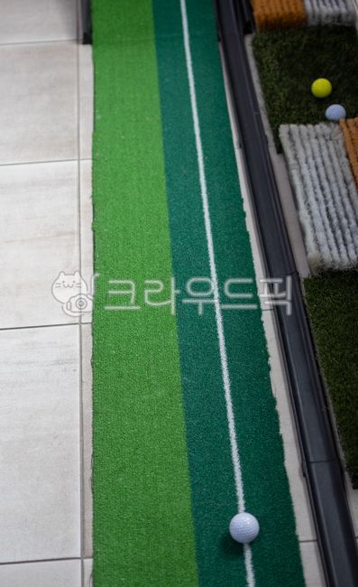 Golf,golf balls,practice range,golf practice range,screen golf,putter practice