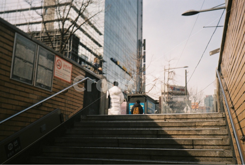 필름사진,출구,지하철출구,빛,지하철,도시,풍경,city,landscape,banister,난간,handrail