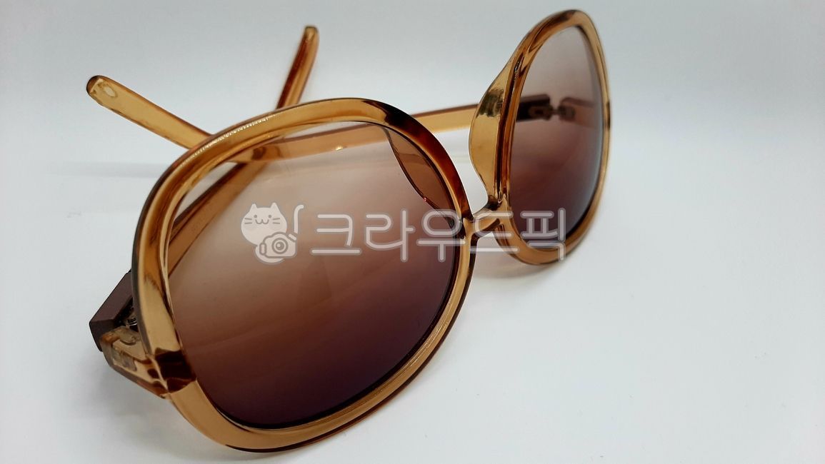 glasses,UV protection,sunglasses,temples,objects,fashion style,style,glasses frame,thing